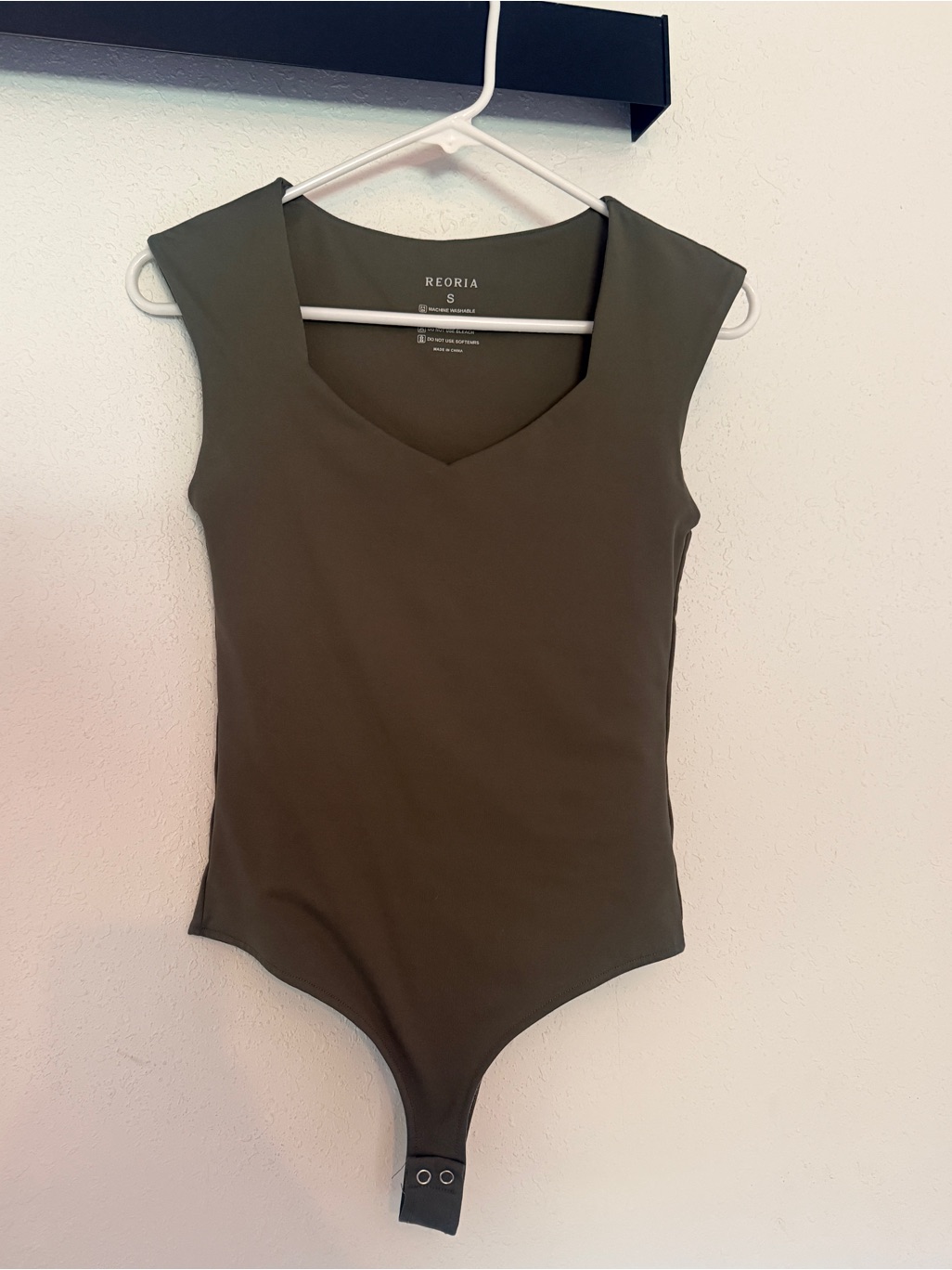 Reoria Olive Green V-Neck Sleeveless Bodysuit